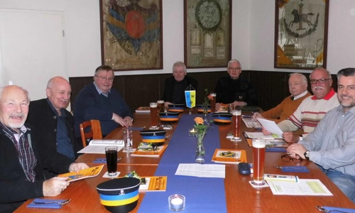 Die Traditionsgemeinschaft "Schwarzer Herzog" mit ihrem Vorsitzenden Friedrich Deichmann (5. v. l.) anläßlich des Vortrages zur Hilfeleistung in Katastrophenfällen. Foto: Andreas Meißler