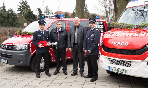 Zwei neue Fahrzeuge gab es für die Ortsfeuerwehr Ahnsen. Foto: Feuerwehr Ahnsen