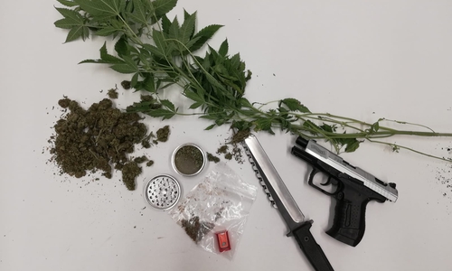 Sichergestellte Gegenstände bei der Durchsuchung der Wohnung. Foto: Polizei