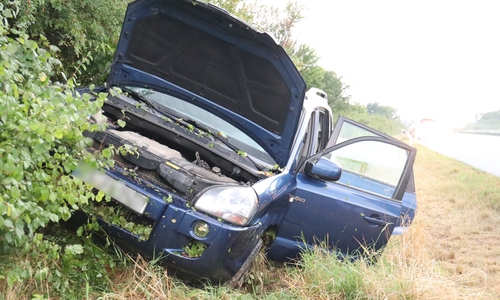 Der Wagen kam in der Böschung zum Stehen - blieb aber erstaunlich unbeschädigt. Foto: Rudolf Karliczek 
