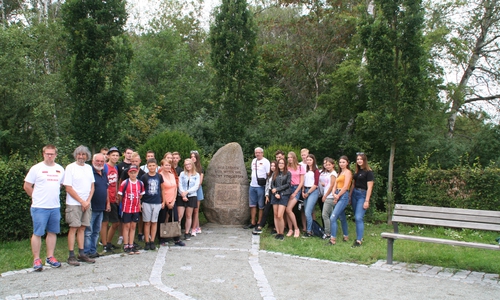 Die polnischen Jugendlichen mit Begleitern am Gedenkstein des KZ Schandelah-Wohld. Foto: Privat

