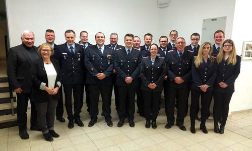 (V.l.n.r)
Helmut Bauwe, Edelgard Hahn, Rainer Madsack, Martin Löhr, Colin Nossing, Sebastian Nabereit, Dominik Widdecke, Kevin Scheler, Sascha Bluhm, Laura Bluhm, Ralf Sprang, Christian Nabereit, Manfred Wiezoreck, Adrian Nabereit, Matthias Weiß, Jenny Krull, Rico Walter, Denise Krull. Foto: Feuerwehr Flechtorf