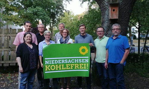 Imke Byl (4. v.l.) und Julia Verlinden (6. v.l.) gemeinsam mit Michael Kühn (links), Reinhold Schultz ( 5.v.l.), Sandra Jördens (Geschäftsführerin Grüne Stadtratsfraktion, 2.v.l) und den Grünen Kommunalpolitikern Frank Richter (3.v.l.), Yannick Klaffehn (3.v.r.) , Uwe Conradt (rechts) und Olaf Niehus (Sprecher der Stadtratsfraktion, 2.v.r.). Foto: Grüne