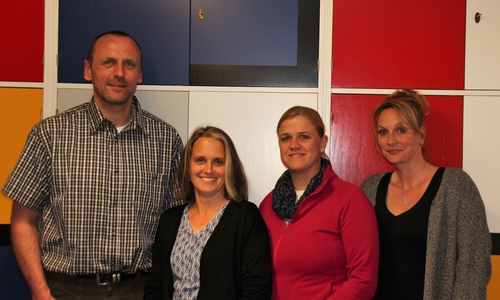 Die neuen und alten Vorstandsmitglieder des Fördervereins der IGS Wallstraße e.V.: (von links nach rechts) Jan Hauberg (1. Vorsitzender), Tanja Kramer (Kassenwartin), Kati Berg (2. Vorsitzende), Michaela Bölsing (Schriftführerin). Foto: Förderverein_IGS.jpg; Bildquelle/-rechte: Förderverein der IGS Wallstraße e.V.