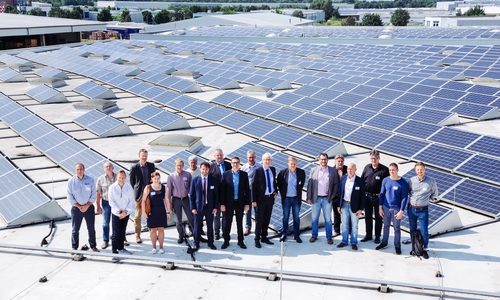 Partner im Projekt: Solarberater, interessierte Unternehmen, Verbandsvertreter und die Initiatoren der Impulsberatung für KMU „Solar“ bei der Auftaktveranstaltung auf dem Firmendach von Streiff & Helmold. Foto: Regionale EnergieAgentur/Janina Snatzke