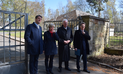  Oberbürgermeister Dr. Oliver Junk, Geschäftsführerin LIEMAK Immobilien GmbH Sylva Viebach, Klosterkammer-Präsident Hans-Christian Biallas und Max Stumpf (BIMA) vor dem geöffneten Tor zum Wohnquartier. Foto: Stadt Goslar