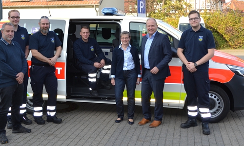 Marcel Pabst, im neuen Notarzteinsatzfahrzeug, hat die Ausbildung zum Notfallsanitäter aufgenomen. Foto: Landkreis Helmstedt