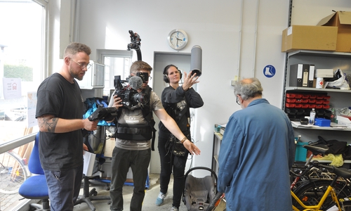  Giovanni Mellino zeigte dem Filmteam die Fahrradwerkstatt des DRK-Kreisverbands Wolfenbüttel am Exer.