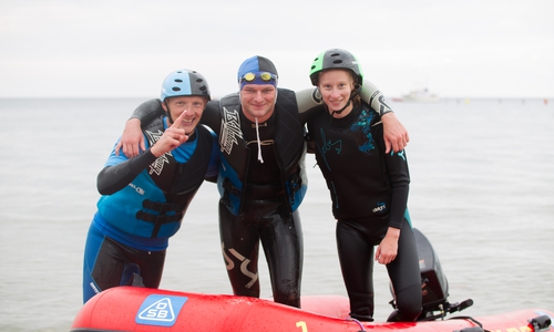 Wiebke Seifart (rechts) mit Ihrem Team nach dem Gewinnen der Goldmedaille. Foto: Daniel-André Reinelt (DLRG))