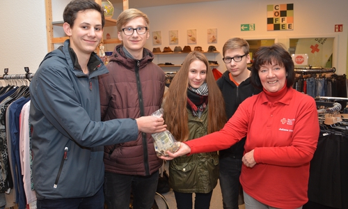 Eine Tüte mit Bargeld überbrachten die Schloss-Schüler (von links) Laurin Wolf, Philipp Bräuer, Anna Hochhäusler und Christopher Kindich. Juliane Liersch als Sachwalterin der DRK-Tafel nahm das Geld für die Aktion "Tafel macht Schule" entgegen. Foto: DRK