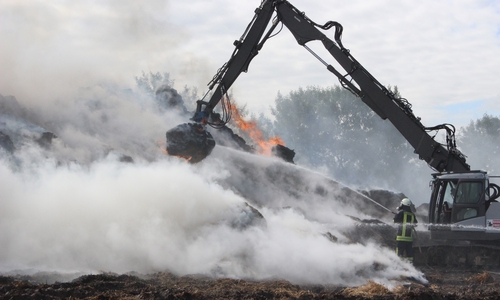 Am Donnerstag gerieten 2.500 Strohballen in Brand. Und noch immer ist die Feuerwehr mit den Löscharbeiten beschäftigt. Fotos: Anke Donner 