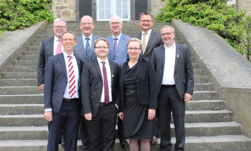 Zweiter Bevollmächtigter der IG Metall Lothar Ewald, Oberbürgermeister Klaus Mohrs, Bürgermeister Ingolf Viereck, Gastredner Dr. Christoph Schank, Erster Stadtrat Werner Borcherding, Stadträtin Iris Bothe Volkswagen-Konzernpersonalleiter Martin Rosik und Erster Bevollmächtigter der IG Metall Hartwig Erb. Fotos: Eva Sorembik