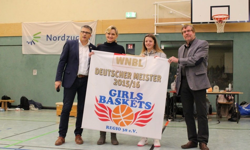 DBB-Vizepräsident Stefan Raid (li.) bei der Siegerehrung des Deutschen Meisters in der WNBL. Foto: Maschauer