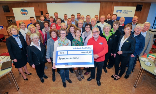 Claudia Kayser (ganz links) übergibt die Spende von insgesamt 40.656,41 Euro symbolisch an die begünstigten Vereine aus Wolfsburg und der Umgebung. Foto: Volksbank BraWo 