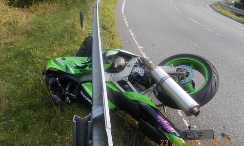Kaum vorstellbar, dass dem Fahrer hierbei nichts passiert ist. Genau so fanden die Einsatzkräfte das eingeklemmte Motorrad an der Unfallstelle auf. Foto: Polizei