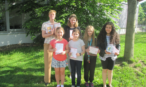 v.l.: Frau Schmidt, Lara Swaydan, Katrin Schaper, Emma Anke Greppler, Nia Teske und Yasna Parvizian. Foto: Große Schule