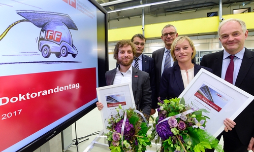 NFF-Doktorandenpreisträger Dr. Marlin Wolf Ulmer, NFF-Vorstandssprecher Prof. Dr.-Ing. Thomas Vietor, Laudator Prof. Dr. Dirk C. Mattfeld, NFF-Preisträgerin Dr.-Ing. Henrike Bockholt, Laudator Prof. Dr.-Ing Arno Kwade (v. li.). Fotos: NFF/Massel
