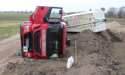 Die Feuerwehr musste ausgelaufenes Öl auffangen. Foto: Feuerwehr Hohenhameln
