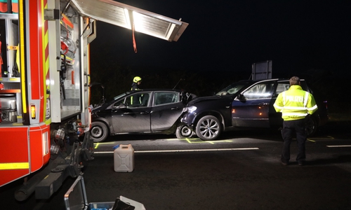Die Fahrzeuge stecken nach dem Unfall tief ineinander. Fotos: Rudolf Karliczek