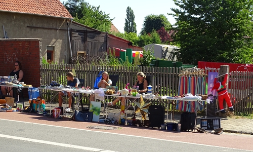 Auch die Straßen säumten Flohmarktstände. Fotos: Peter G. Matzuga