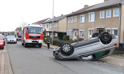 Am Sonntag hatte sich ein Tiguan in der Elbinger Straße überschlagen. Geschwindigkeit spielte dabei aber keine Rolle. Fotos/Video: Werner Heise