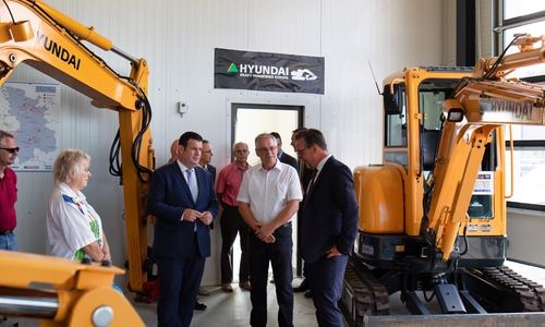 Hubertus Heil (3. v. li.) beim Besuch der Firma Wienäber Sondermaschinenbau + CNC Technik. Foto: Lukas Ratschk