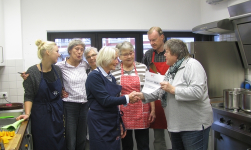 Die Spende nahm Marianne Effe von Sigrid Lindenberg  (rechts) entgegen. Foto: Carina Rischke