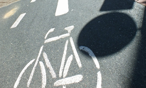 Der Arbeitskreis bat in der Vergangenheit an der Einmündung Schuhstraße /Ziegenmarkt um eine Verbesserung damit Radfahrer nicht sofort auf einen parkenden Pkw zufahren und nach links ausweichen müssen. Foto: Kreisverkehrswacht Helmstedt