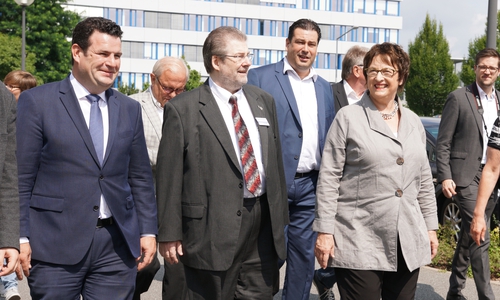 Bei einem Rundgang erkunden Hubertus Heil (links) und Brigitte Zypries das Unternehmen. Foto: H&D