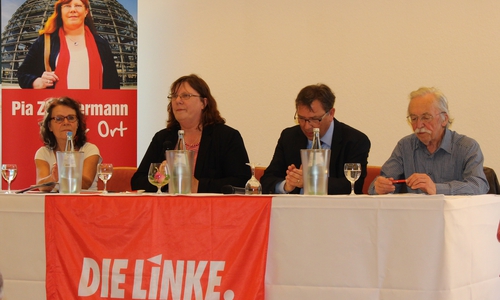 Pia Zimmermann (zweite von links) diskutiert mit Mechthild Hartung, Dr. Manfred Grieger und Walter Hiller. Foto: Eva Sorembik