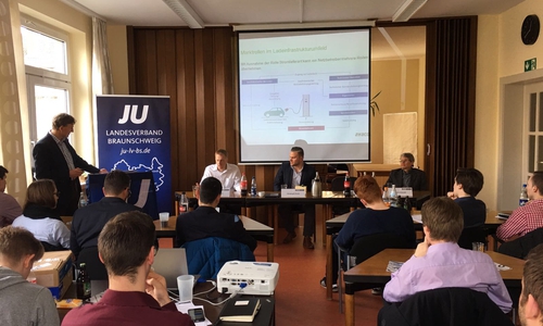 Die rund 50 JUler entwickelten mit Experten aus der Automobil- und Energiewirtschaft zahlreiche Thesen und Ideen zur Ausweitung von E-Mobilität auf deutschen Straßen. Foto: JU Braunschweig