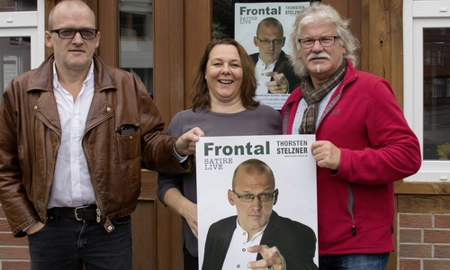 Satiriker Thorsten Stelzner, Fatima „Lilly“ Bajric vom Gasthaus „Zum Zoll“ und Organisator Manfred Kramer (von links) erwarten viele Gäste zur Benefizveranstaltung. Foto: Privat
