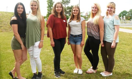 Schon jetzt ein gutes Team: Nadine Knoke, Patin von Amina Sahli, Saskia Brucato mit Patin Anna Sofie Miesner und Elina Mielau mit Patin Anita Widiger. Foto: Helios Klinikum Gifhorn