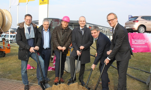 Landrat Thomas Brych (3. von rechts) setzte zusammen mit Thomas Wiesenhütter (Regionalplaner beim Landkreis Goslar), Günter Meier (Deutsche Telekom AG), Thomas Krieger (Deutsche Telekom AG), Matthias Schulze-Mantei (antene KOM) und Falko Lausch (Breitband Kompetenz Zentrum Niedersachsen) (von links) den ersten Spatenstich für den geförderten Breitbandausbau im Landkreis Goslar. Foto: Landkreis Goslar