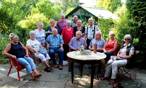 In gemütlicher Runde sind Besucher aus Ahlum, Dettum, Roklum, Winnigstedt, Klein Biewende und anderen Orten zu sehen. Foto: Bernd-Uwe Meyer
