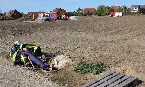 Bei einer Station musste eine Person aus einem Kanal gerettet werden. Fotos: Freiwillige Feuerwehr Hohenhameln