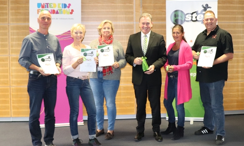 Thomas Fast, Leiter der Direktion Gifhorn 
der Volksbank eG Braunschweig Wolfsburg zusammen mit den Gifhorner Lehrkräften. Foto: Julia Seidel