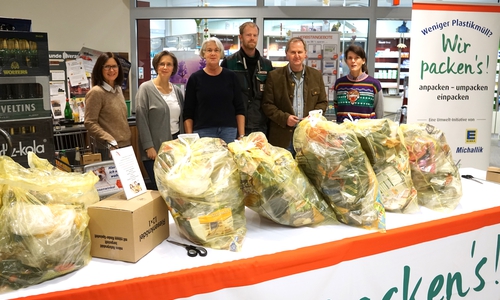 Matthias Roßberg (Zweiter von rechts) zeigt mit seinem Team, wie sich Plastikmüll verringern lässt. Foto: Roßberg