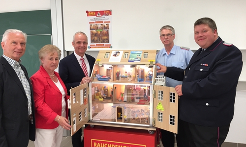 Dank der Unterstützung der Hildegard-Reisdorff-Stiftung verfügt die  Kreisfeuerwehr Goslar nun über ein so genanntes Rauchdemo-Haus. das Haus wurde am Montagabend offiziell im Beisein von Kreisbrandmeister Uwe Fricke, Landrat Thomas Brych und einigen Stiftungsmitgliedern in den Dienst gestellt. Fotos/Video: Anke Donner