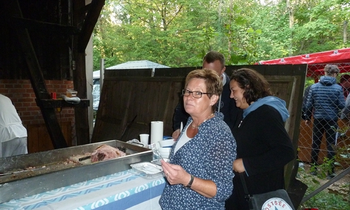 Jugendpflegerin Barbara Kluge inspiziert die Reste. Foto: Gemeinde Lehre
