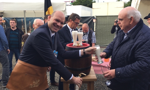 Martin Mahnkopf hatte beim Anstich sichtlich Spaß. Foto: Anke Donner