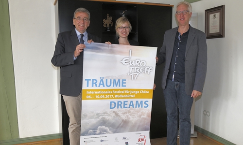 Bürgermeister Thomas Pink mit Doreen Ehlers und AMJ-Generalsekretär Jörg Meder. Foto: Stadt Wolfenbüttel