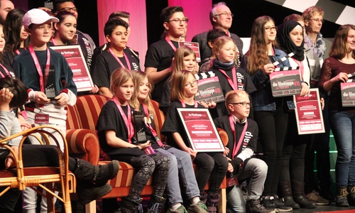 Der mitgereiste Teil des Filmteams der Grundschule Destedt (Gewinner in der Kategorie "Grundschule/ KiTa") auf der Bank im Zentrum und rechts dahinter, mit AG Leiter Ulli Kleinfeldt beim Gruppenfoto aller Preisträger. Fotos: Medienberatung des NLQ am Medienzentrum Braunschweig