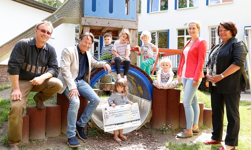 Jörg Trautmann, Sven Heß (onlinecity wolfenbüttel/IWW) und Simone Nehring (Projektbetreuerin der Stadt für onlinecity wolfenbüttel) (v. l.) übergaben der Vorsitzenden des Kinderschutzbundes Wolfenbüttel, Ulrike Hesselbach (r.) und einigen Kindern den symbolischen Scheck. Foto: Stadt Wolfenbüttel