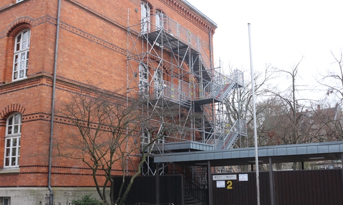 Die provisorische Treppe an der Grundschule Hohestieg. Foto: Braumann