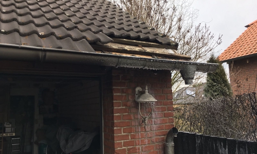 In Klein Denkte brannte am Montag eine Mülltonne. Fotos: Nick Wenkel 