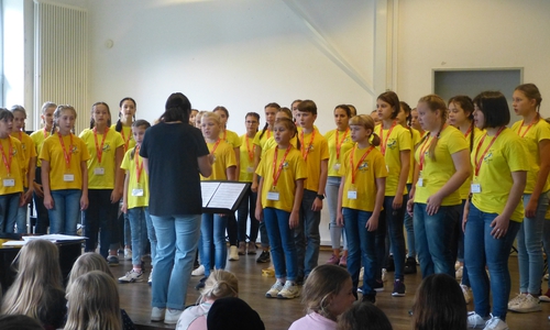 Neben den öffentlichen großen Konzerten mit allen Chören in der Lindenhalle ist das Konzert des Kinderchors „April“ in den Musikräumen der Großen Schule ein Höhepunkt gewesen. Foto: Große Schule
