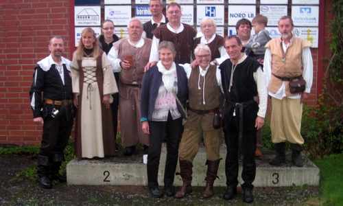 Die Bürger- und Salutschützen anno 01 präsentiert den neuen Böllerkönig Berndt Dankemeier ( sechster von links) und die beste vom "Anhang" Michaela Miebach (zweite von links) wird neuer Böllerkönig. Foto: Privat