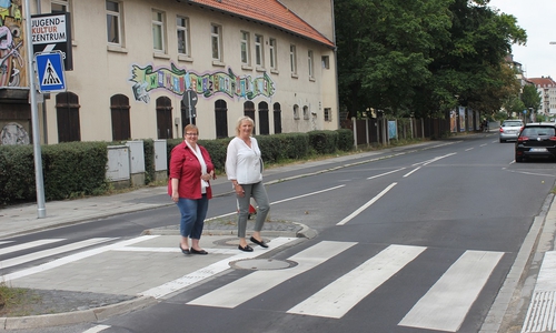 Ratsfrau Nicole Palm (links) und die Spitzenkandidatin der SPD für die Nordstadt, Angela Marten, freuen sich, dass der Zebrastreifen auf dem Bültenweg in Höhe des B 58 nun seiner Bestimmung übergeben werden konnte. Foto: Christian Plock