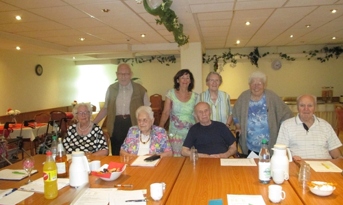 Im Bild der Heimbeirat des Sickter Seniorenzentrum. Vordere Reihe sitzen v.li. Ingetraud Heike, Margot Barth, Kurt Dresen, Gerhard Schubert, hintere Reihe. v.li. Dieter Lorenz, Annegret Hentschel, Charlotte Schulz und  Helene Winter
Foto: Senioren- und Therapiezentrum Am Herrenhaus Sickte